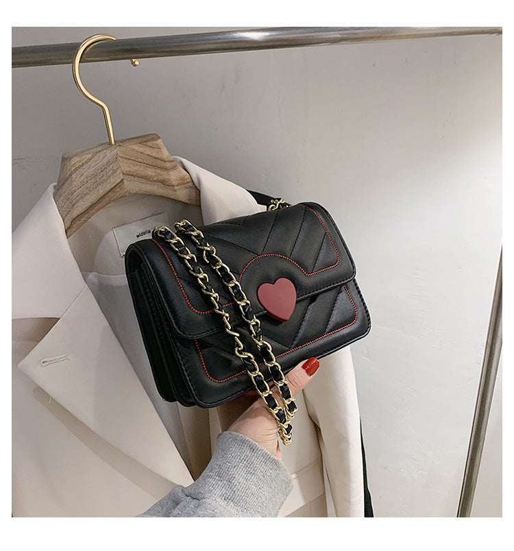 Popular underarm chain messenger bag texture this year