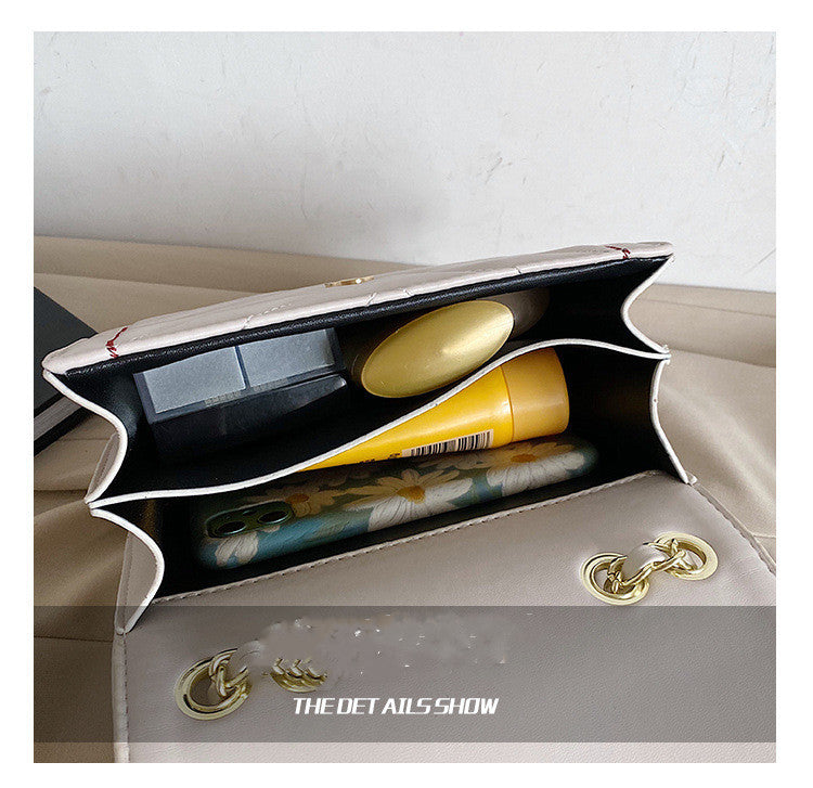 Popular underarm chain messenger bag texture this year