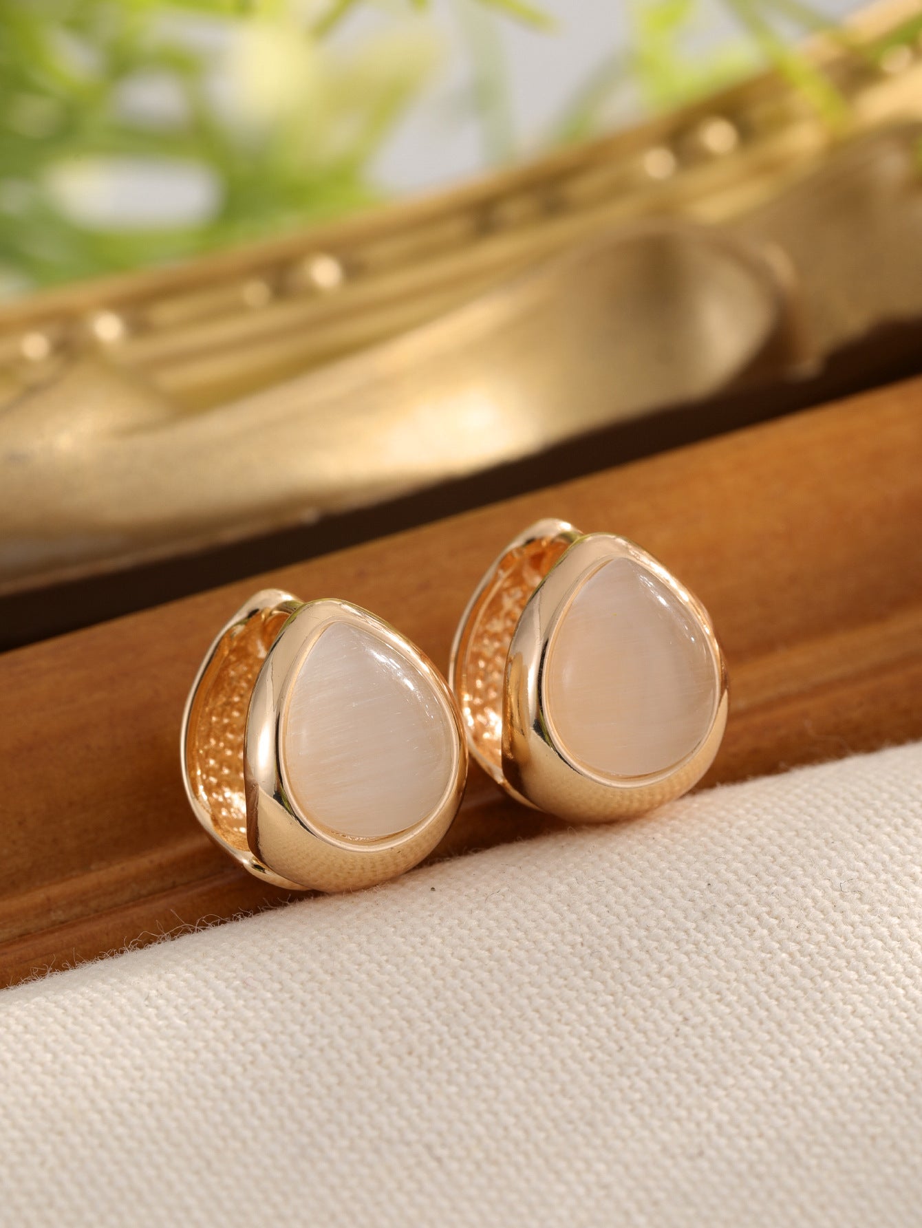 Cat's Eye Stone Water Drip Ear Buckle Female Niche Retro Luxury High End Earrings
