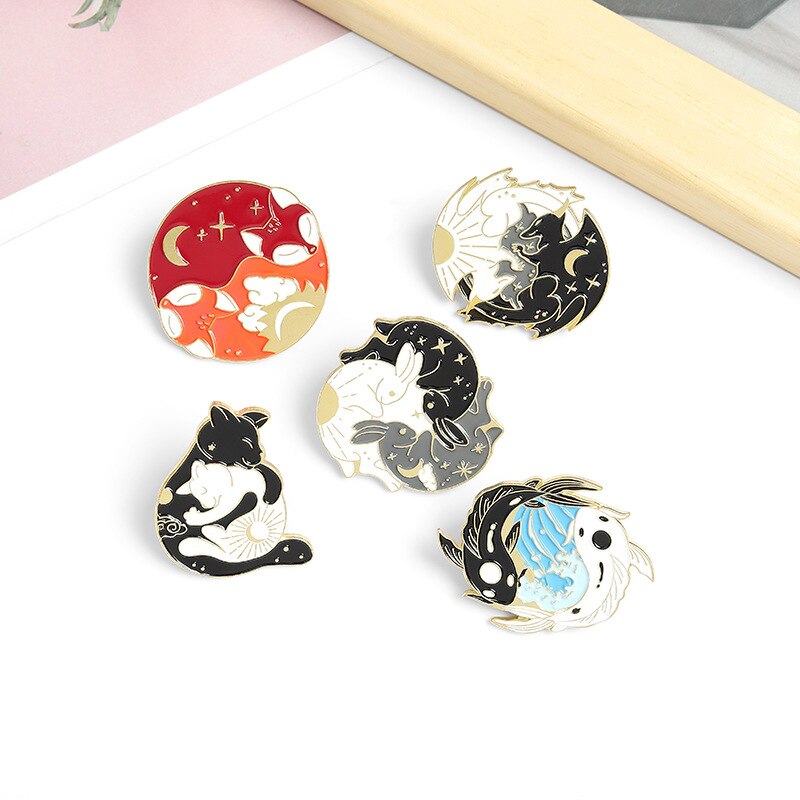 Gossip Brooch: Creative Small Animal Illustration Badge