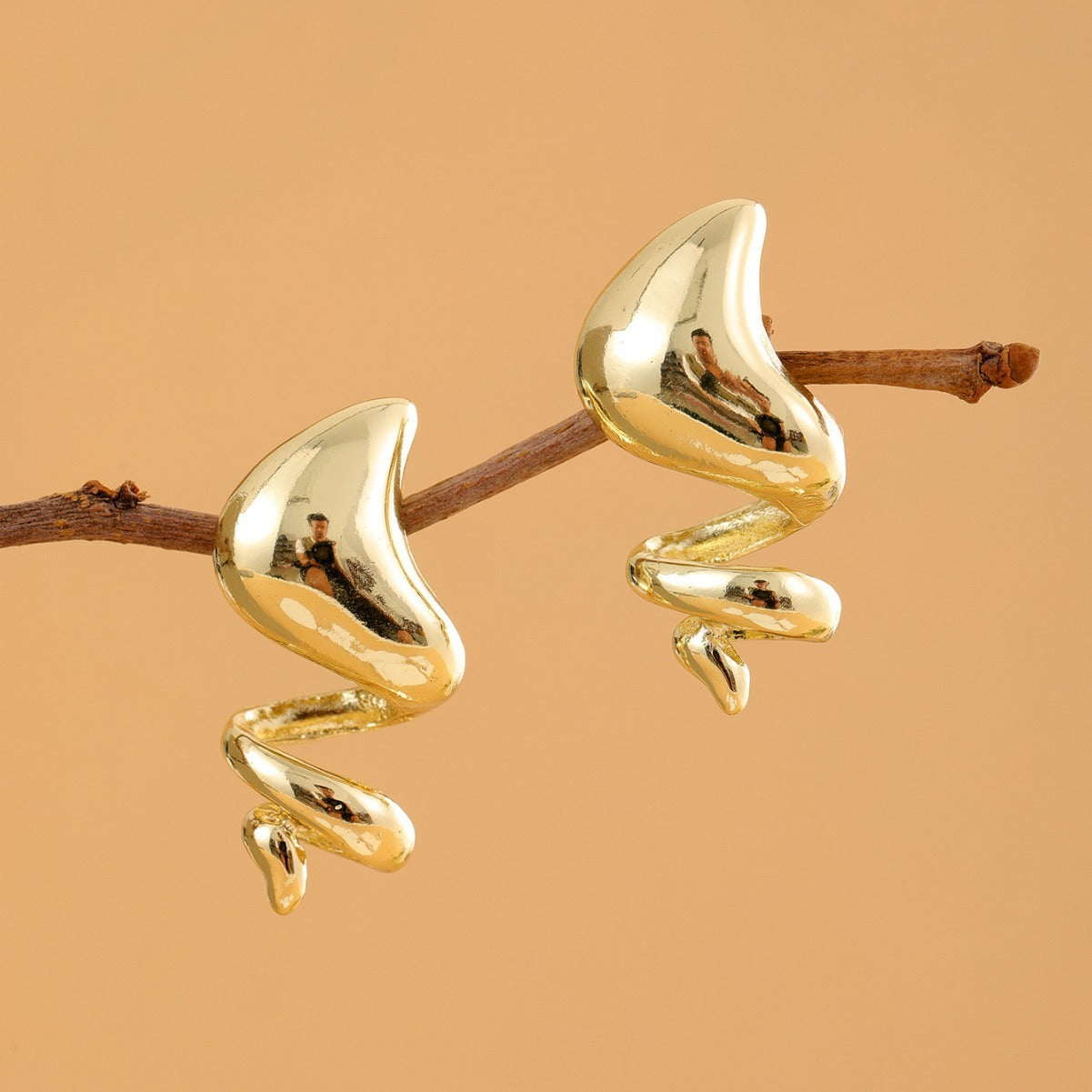 Fashionable Snake Shaped Personalized Gold Alloy Earrings